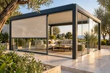 Chiusure laterali in vetro e schermatura verticale per una pergola