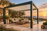 Pergola bioclimatica con lamelle orientabili, illuminazione lineare e salotto da esterno